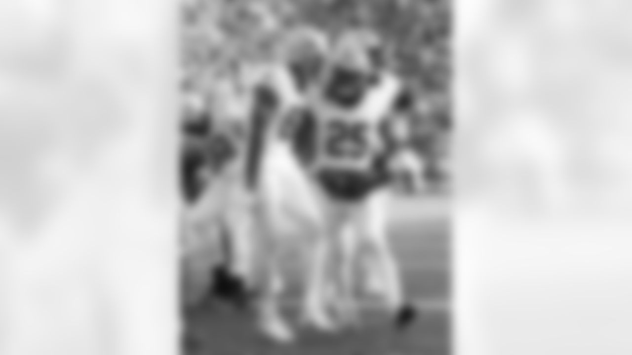 RB Kendre Miller (25) scores a touchdown during the New Orleans Saints game against the New York Giants for Week 14 of the 2024 NFL Season on Dec. 8, 2024 at MetLife Stadium.