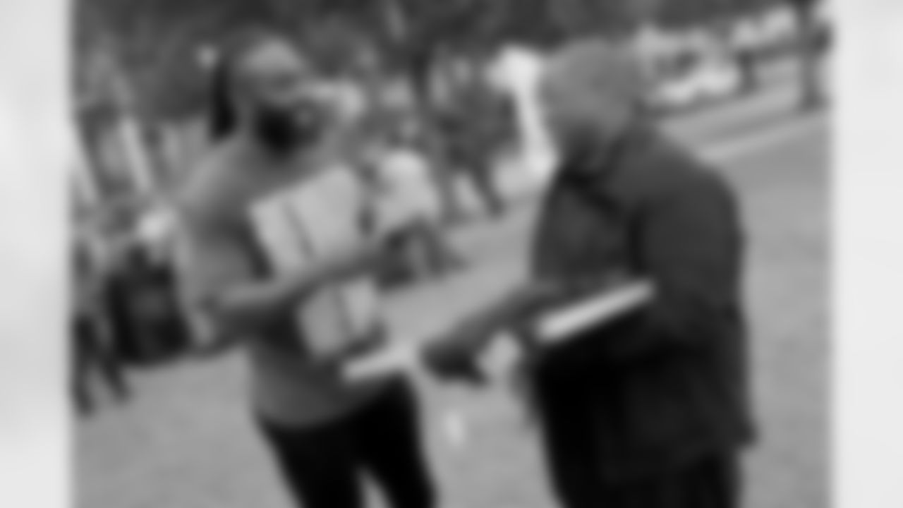 New Orleans Saints linebacker Demario Davis and his Devoted Dreamers Foundation team up with 18th Ward and Clover for a food drive to help fight hunger in the New Orleans area. Demario and his wife Tamela joined volunteers at the park at Duplessis and Foy Streets to accept canned goods, non-perishables, and toiletries to help families in need on Monday, Nov. 24, 2025. (Michael DeMocker/ New Orleans Saints)