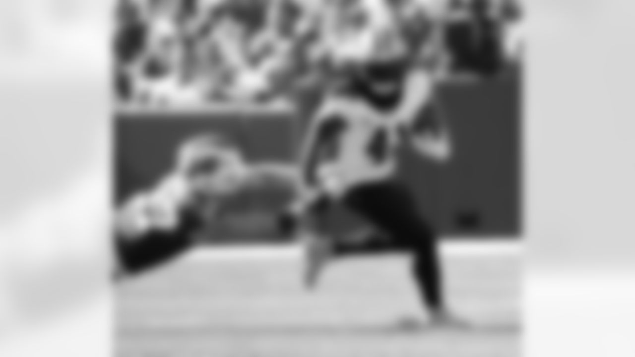 LB Alvin Kamara (41) breaks away during the New Orleans Saints game against the Buffalo Bills for Week 4 of the 2025 NFL Season on Sept. 28, 2025 at Highmark Stadium.