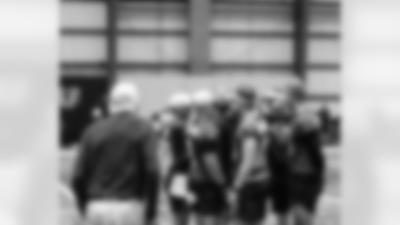 New Orleans Saints legend Archie Manning stopped by the Ochsner Sports Performance Center for Saints OTA practice on Friday, May 30 and addressed the team about the importance of being a good teammate ahead of the 2025 NFL season.