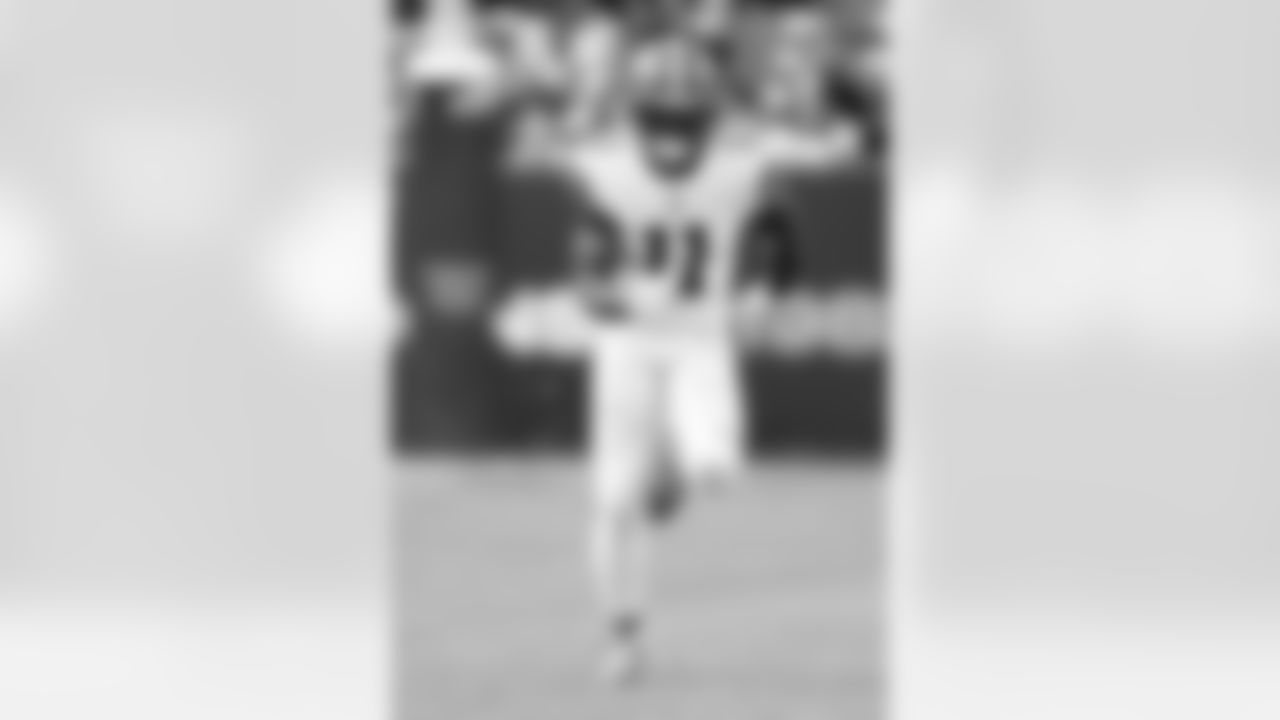 Cleveland Browns wide receiver Donovan Peoples-Jones (11) runs during an NFL football game against the Washington Commanders, Sunday, January 01, 2023 in Landover.