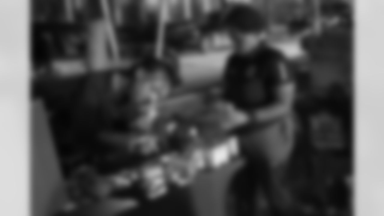 New Orleans Saints linebacker Demario Davis and his Devoted Dreamers Foundation team up with 18th Ward and Clover for a food drive to help fight hunger in the New Orleans area. Demario and his wife Tamela joined volunteers at the park at Duplessis and Foy Streets to accept canned goods, non-perishables, and toiletries to help families in need on Monday, Nov. 24, 2025. (Michael DeMocker/ New Orleans Saints)