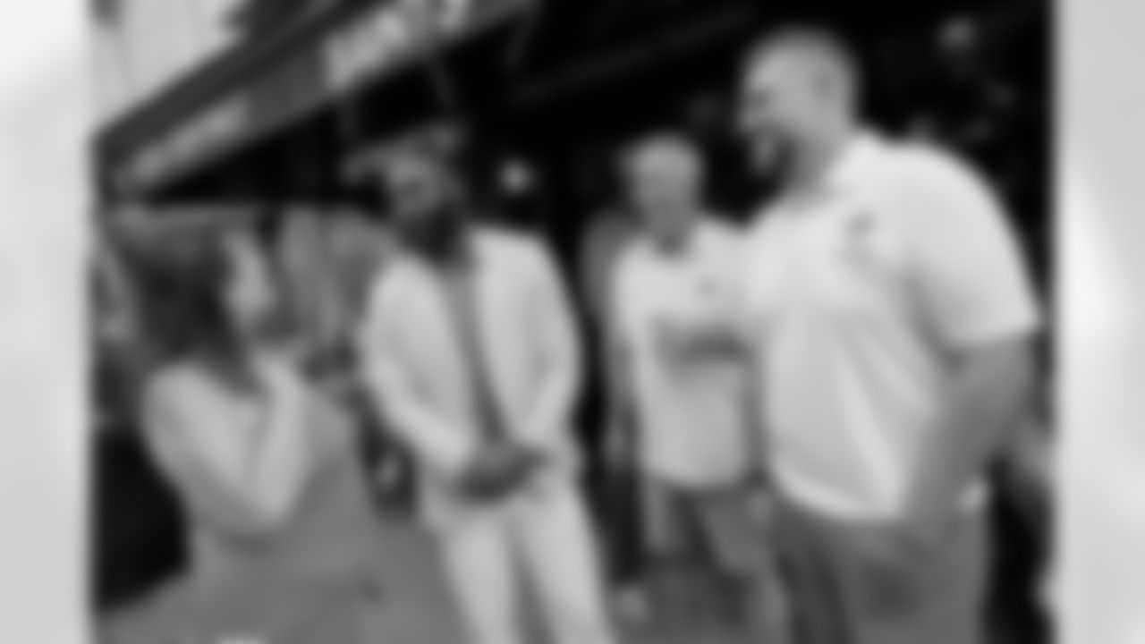 New Orleans Saints linebacker Demario Davis joined local Parisian fans, including our 2025 International Fan of the Year, as well as Paris Musketeers representatives, and FFFA coaches for happy hour at New Orléans Saints Café in in Paris, France on Thursday, July 10, 2025.