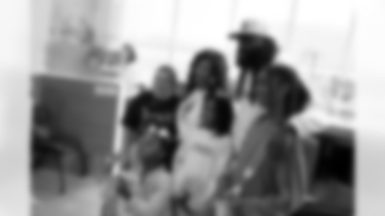 New Orleans Saints linebacker Demario Davis and his family delivered toys and gifts to children receiving care in the Ochsner Children's Pediatric Hematology/Oncology unit on Dec. 22, 2025.