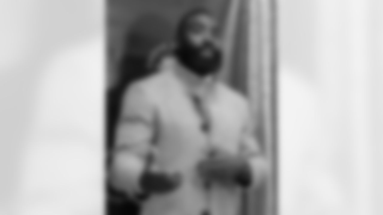 New Orleans Saints linebacker Demario Davis and his Devoted Dreamers Foundation teamed up with Ochsner to donate books and read to students during their Laureate Academy Book Fair on Tuesday, Dec. 9, 2025.