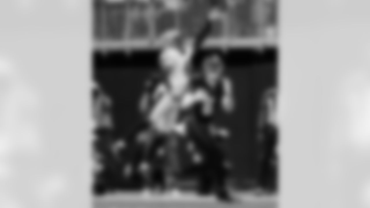 Check out the best photos of the New Orleans offense in their game against the Atlanta Falcons for Week 18 of the 2025 NFL season on Jan. 4, 2026 at Mercedes-Benz Stadium.