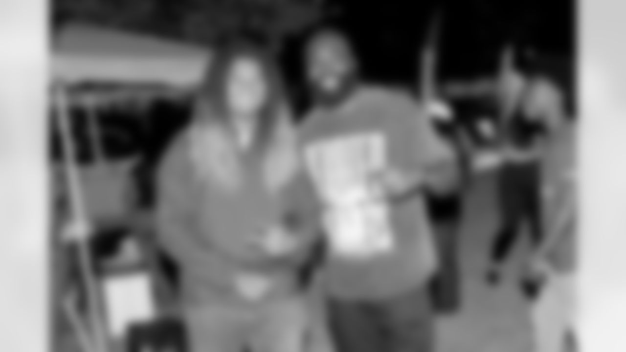 New Orleans Saints linebacker Demario Davis and his Devoted Dreamers Foundation team up with 18th Ward and Clover for a food drive to help fight hunger in the New Orleans area. Demario and his wife Tamela joined volunteers at the park at Duplessis and Foy Streets to accept canned goods, non-perishables, and toiletries to help families in need on Monday, Nov. 24, 2025. (Michael DeMocker/ New Orleans Saints)