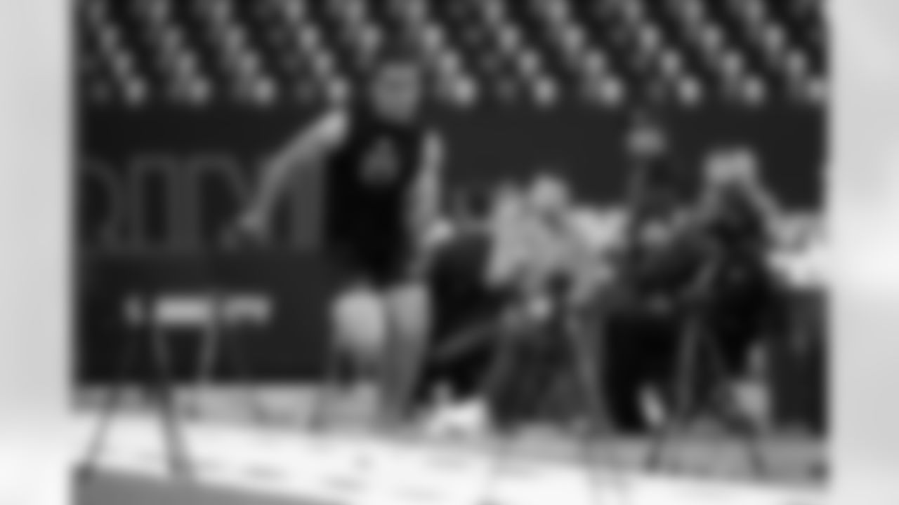 Vanderbilt tight end Eli Stowers (25) runs the 40-yard dash during the 2026 NFL Scouting Combine on Friday, February 27, 2026 in Indianapolis, Indiana.