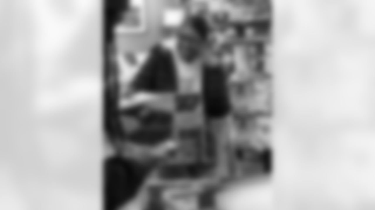 New Orleans Saints safety Justin Reid teamed up with Heroes of New Orleans for their annual holiday blitz shopping spree on Monday, Dec. 15, 2025.