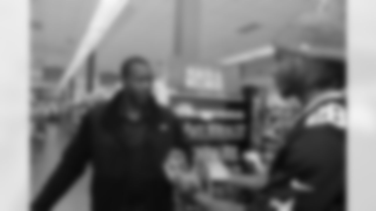 New Orleans Saints cornerback Lonnie Johnson Jr. visited a Rouses Markets location on Wednesday, November 22 and surprised 20 customers by purchasing $300 worth of their groceries for the Thanksgiving holiday.