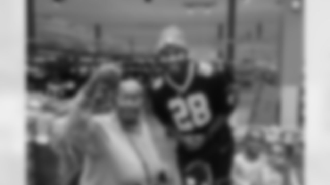 New Orleans Saints cornerback Lonnie Johnson Jr. visited a Rouses Markets location on Wednesday, November 22 and surprised 20 customers by purchasing $300 worth of their groceries for the Thanksgiving holiday.