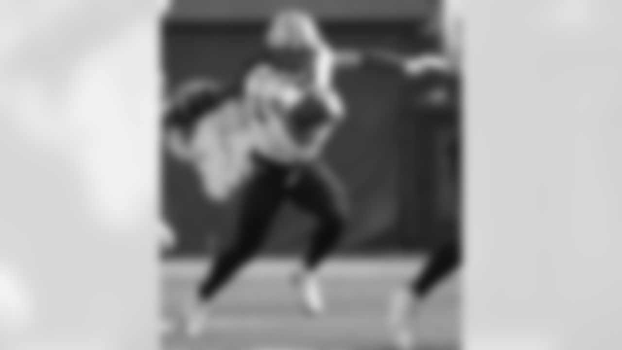 LB Alvin Kamara (41) breaks away during the New Orleans Saints game against the Los Angeles Rams for Week 9 of the 2025 NFL season on Nov. 2, 2025 at SoFi Stadium.