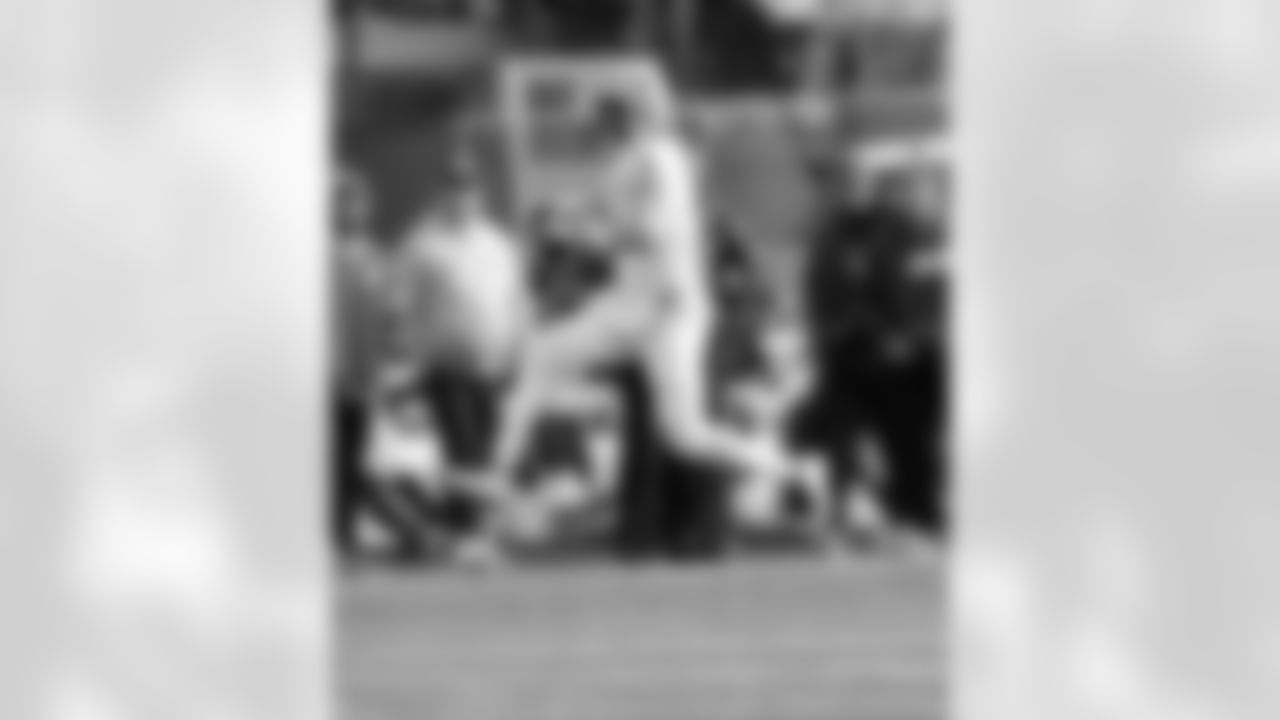 QB Derek Carr (4) scrambles during the New Orleans Saints game against the New York Giants for Week 14 of the 2024 NFL Season on Dec. 8, 2024 at MetLife Stadium.