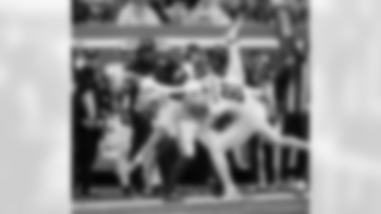 QB Derek Carr (4) scrambles during the New Orleans Saints game against the New York Giants for Week 14 of the 2024 NFL Season on Dec. 8, 2024 at MetLife Stadium.