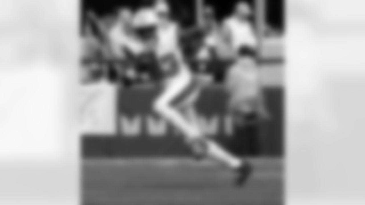 TE Juwan Johnson (83) breaks away during the New Orleans Saints game against the Seattle Seahawks for Week 3 of the 2025 NFL Season on Sept. 21, 2025 at Lumen Field.