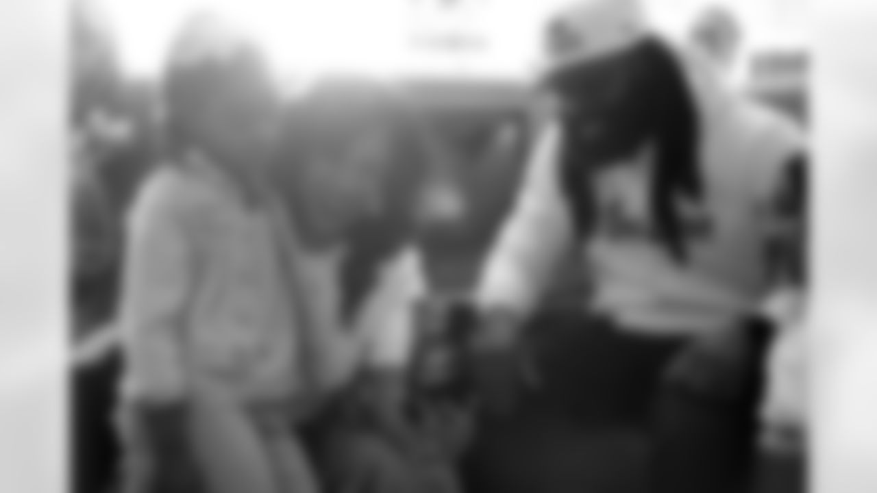 New Orleans Saints linebacker Demario Davis and his family delivered toys and gifts to children receiving care in the Ochsner Children's Pediatric Hematology/Oncology unit on Dec. 22, 2025.