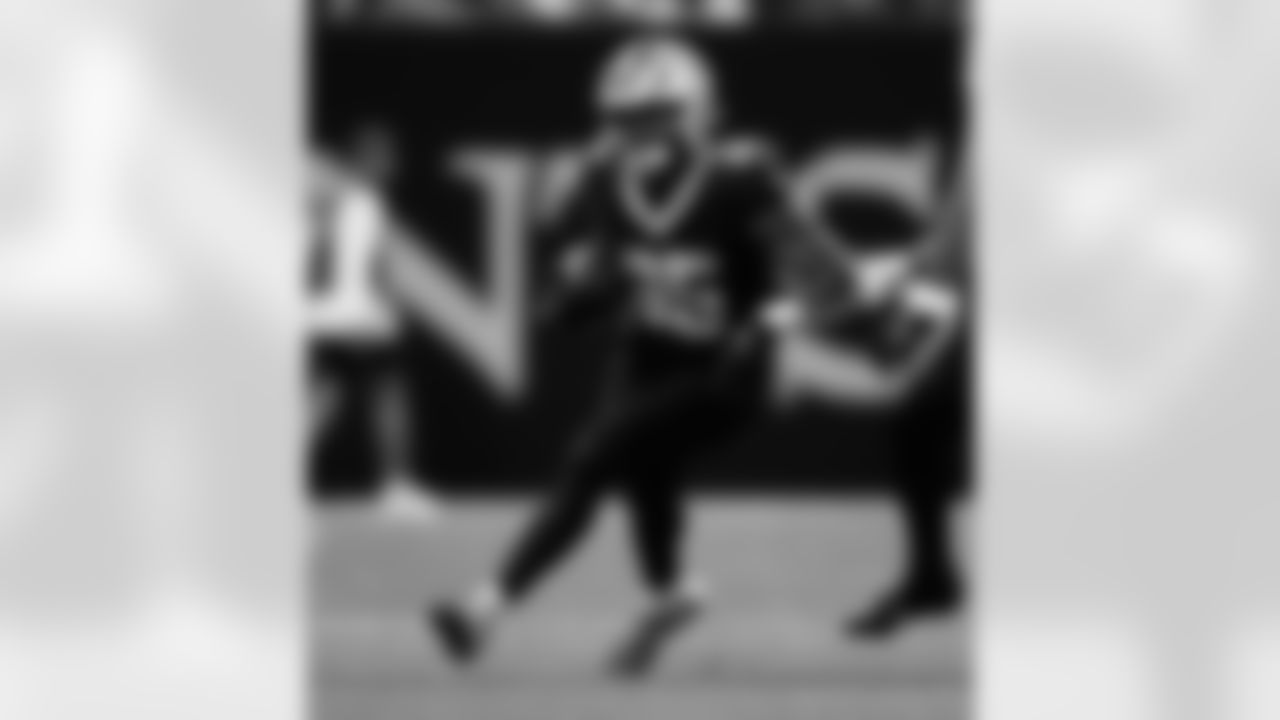 RB Kendre Miller (25) runs with the ball during the New Orleans Saints game against the Las Vegas Raiders for Week 17 of the 2024 NFL Season on Dec. 29, 2024 at Caesars Superdome.