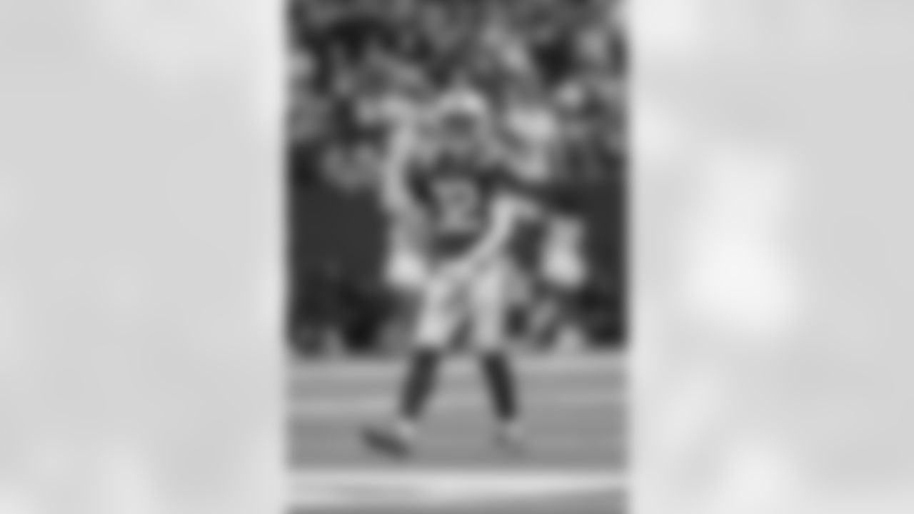 Indianapolis Colts safety Julian Blackmon (32) signals a call as he gets set on defense against the Pittsburgh Steelers during a NFL football game, Sunday, Sept. 29, 2024 in Indianapolis. The Colts defeated the Steelers 27-24.