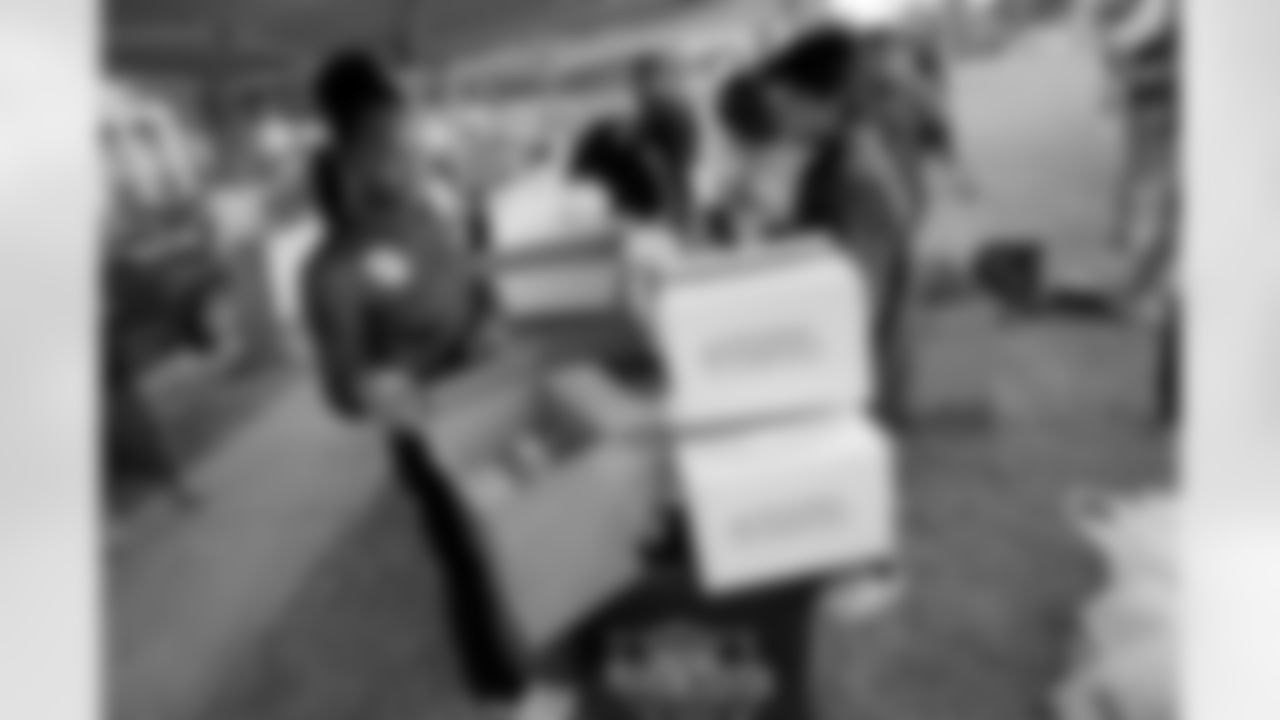 New Orleans Saints linebacker Demario Davis and his Devoted Dreamers Foundation team up with 18th Ward and Clover for a food drive to help fight hunger in the New Orleans area. Demario and his wife Tamela joined volunteers at the park at Duplessis and Foy Streets to accept canned goods, non-perishables, and toiletries to help families in need on Monday, Nov. 24, 2025. (Michael DeMocker/ New Orleans Saints)