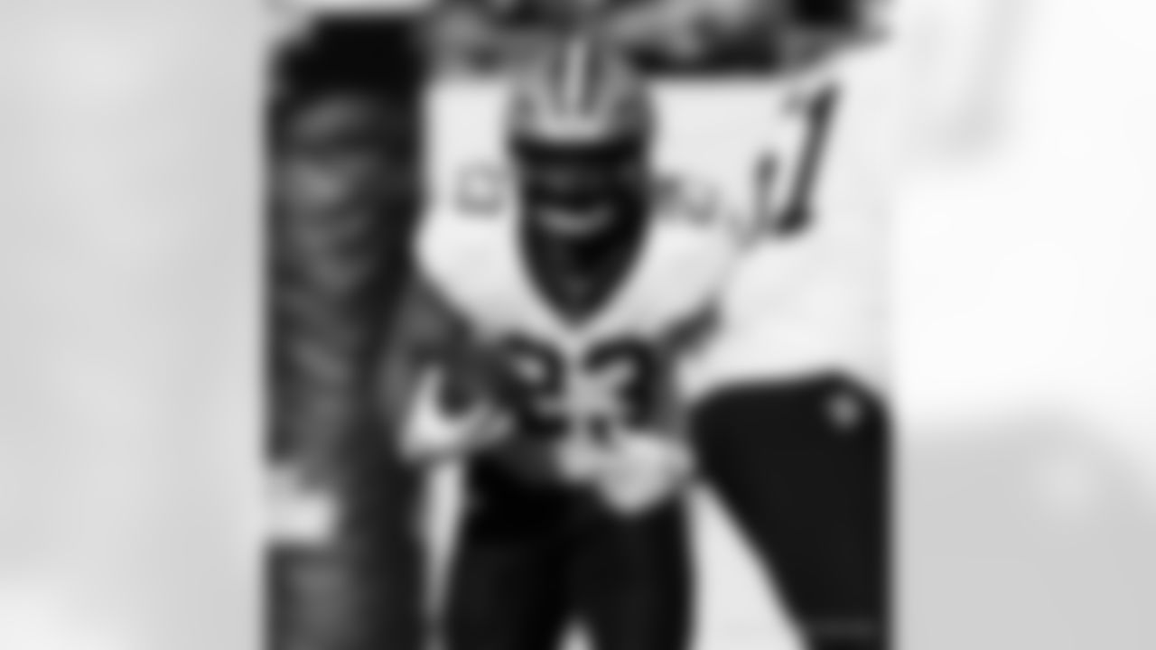 RB Clyde Edwards-Helaire (23) runs with the ball during the New Orleans Saints game against the Tampa Bay Buccaneers for Week 18 of the 2024 NFL Season on Jan. 5, 2025 at Raymond James Stadium.