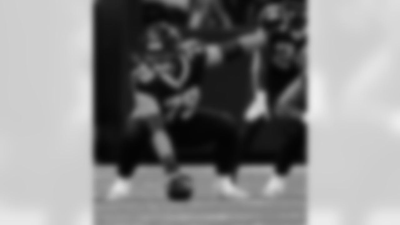 OL Luke Fortner (79) gets ready to snap the ball during the New Orleans Saints game against the Atlanta Falcons for Week 12 of the 2025 NFL season on Nov. 23, 2025 at the Caesars Superdome.