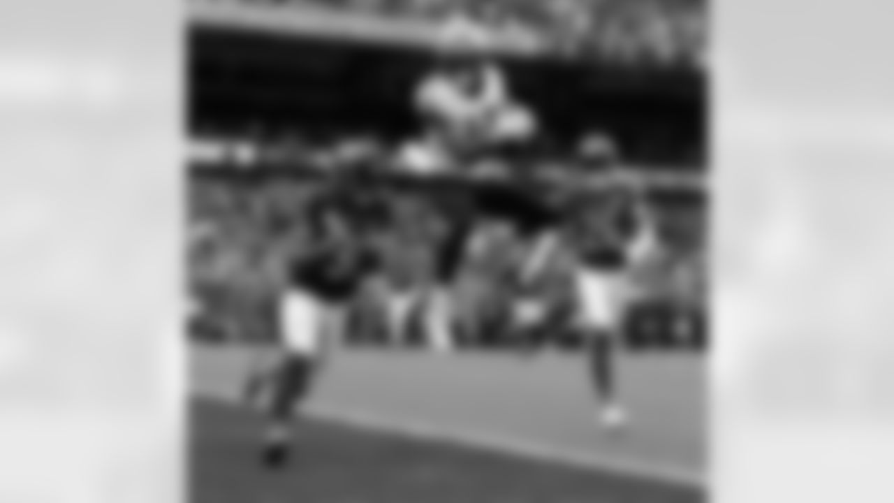 WR Chris Olave (12) catches for a touchdown during the New Orleans Saints game against the Chicago Bears for Week 7 of the 2025 NFL season on Oct. 19, 2025 at Soldier Field.