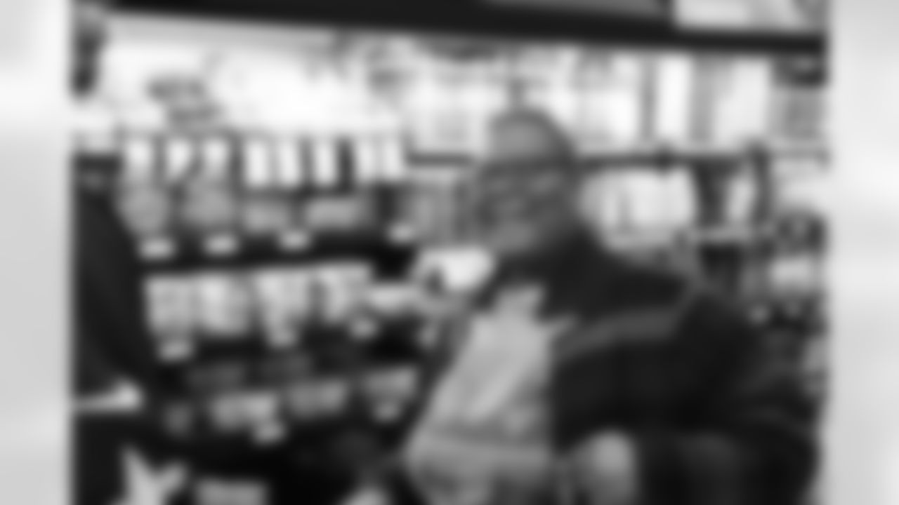 New Orleans Saints cornerback Lonnie Johnson Jr. visited a Rouses Markets location on Wednesday, November 22 and surprised 20 customers by purchasing $300 worth of their groceries for the Thanksgiving holiday.
