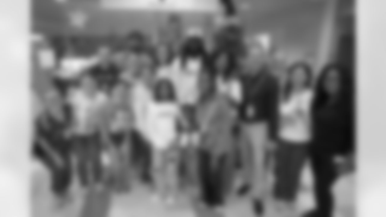 New Orleans Saints linebacker Demario Davis and his family delivered toys and gifts to children receiving care in the Ochsner Children's Pediatric Hematology/Oncology unit on Dec. 22, 2025.