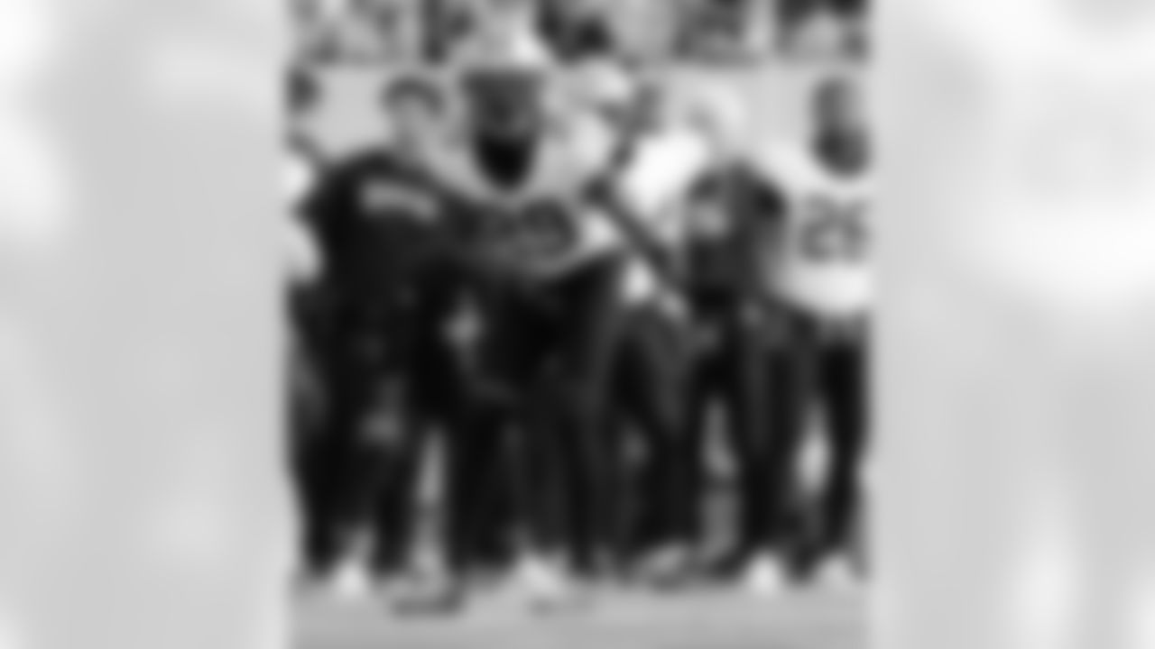 Check out the game action photos from the New Orleans Saints game against the Tennessee Titans for Week 17 of the 2025 NFL season on Dec. 28, 2025 at Nissan Stadium.