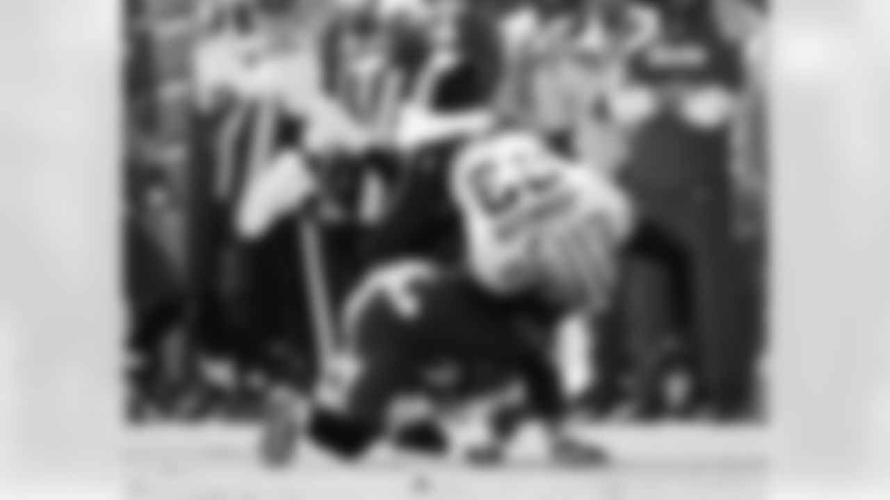 TE Juwan Johnson (83) makes a catch during the New Orleans Saints game against the Washington Commanders for Week 15 of the 2024 NFL Season on Dec. 15, 2024 in the Caesars Superdome.