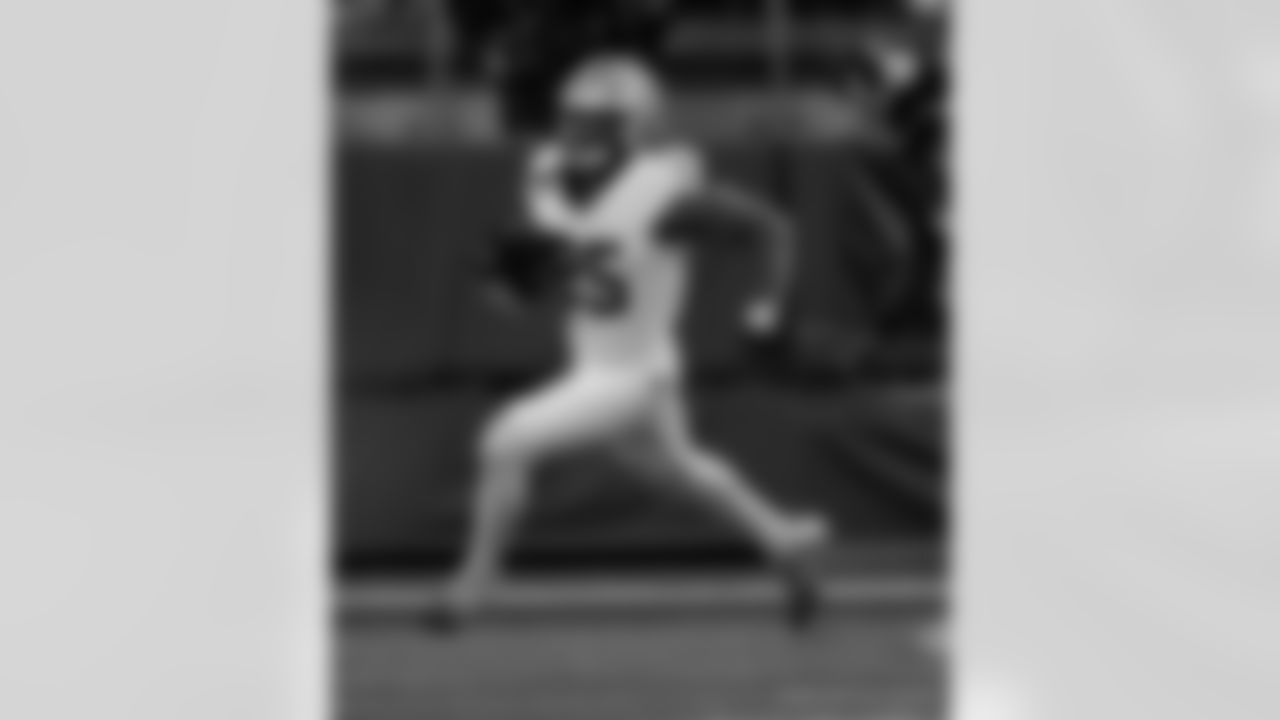 RB Kendre Miller (25) runs with the ball during the New Orleans Saints game against the New York Giants for Week 14 of the 2024 NFL Season on Dec. 8, 2024 at MetLife Stadium.