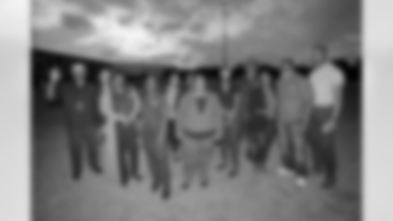 New Orleans Saints linebacker Demario Davis and his Devoted Dreamers Foundation team up with 18th Ward and Clover for a food drive to help fight hunger in the New Orleans area. Demario and his wife Tamela joined volunteers at the park at Duplessis and Foy Streets to accept canned goods, non-perishables, and toiletries to help families in need on Monday, Nov. 24, 2025. (Michael DeMocker/ New Orleans Saints)