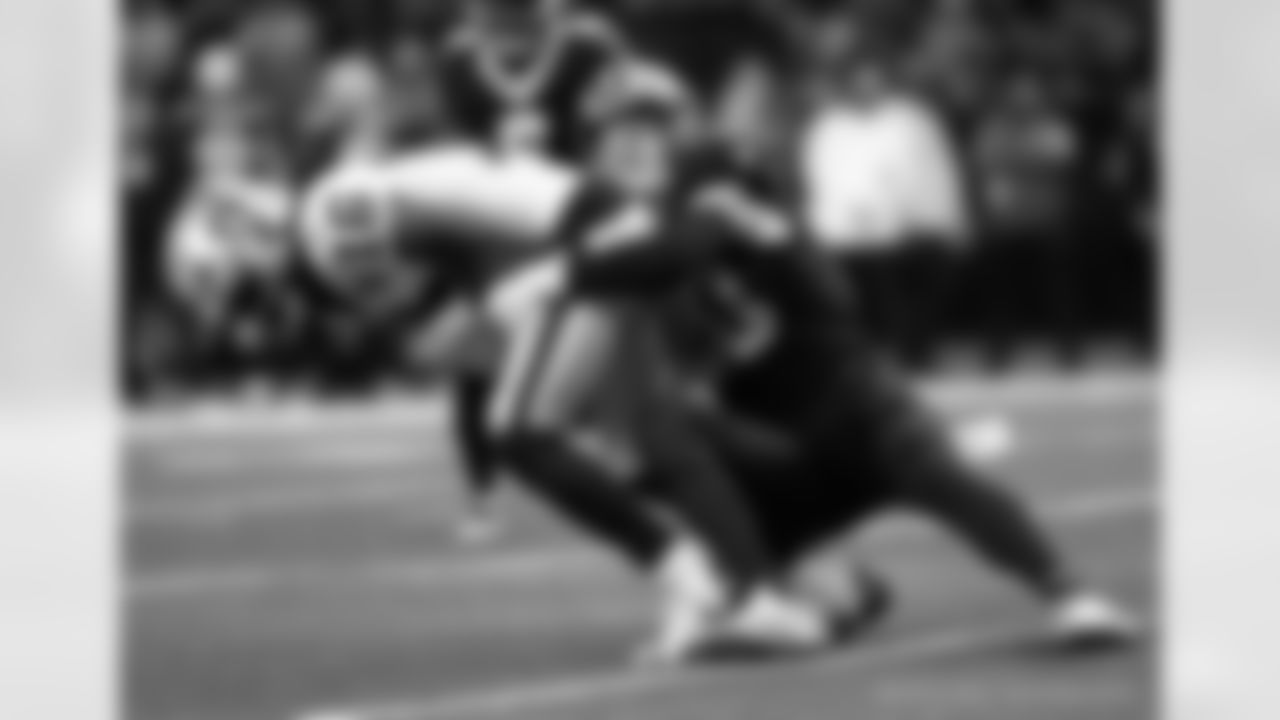 LB Pete Werner (20) tackles Jakobi Meyers during the New Orleans Saints game against the Las Vegas Raiders for Week 17 of the 2024 NFL Season on Dec. 29, 2024 at Caesars Superdome.