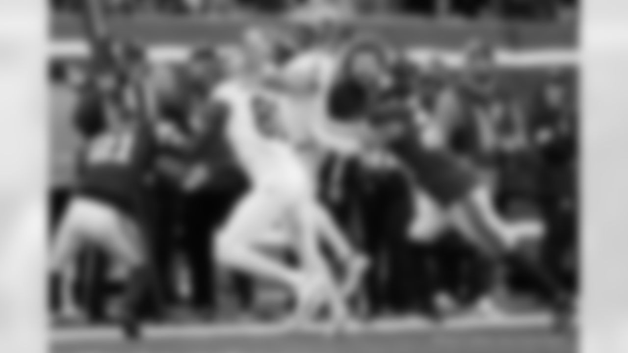 QB Derek Carr (4) scrambles during the New Orleans Saints game against the New York Giants for Week 14 of the 2024 NFL Season on Dec. 8, 2024 at MetLife Stadium.