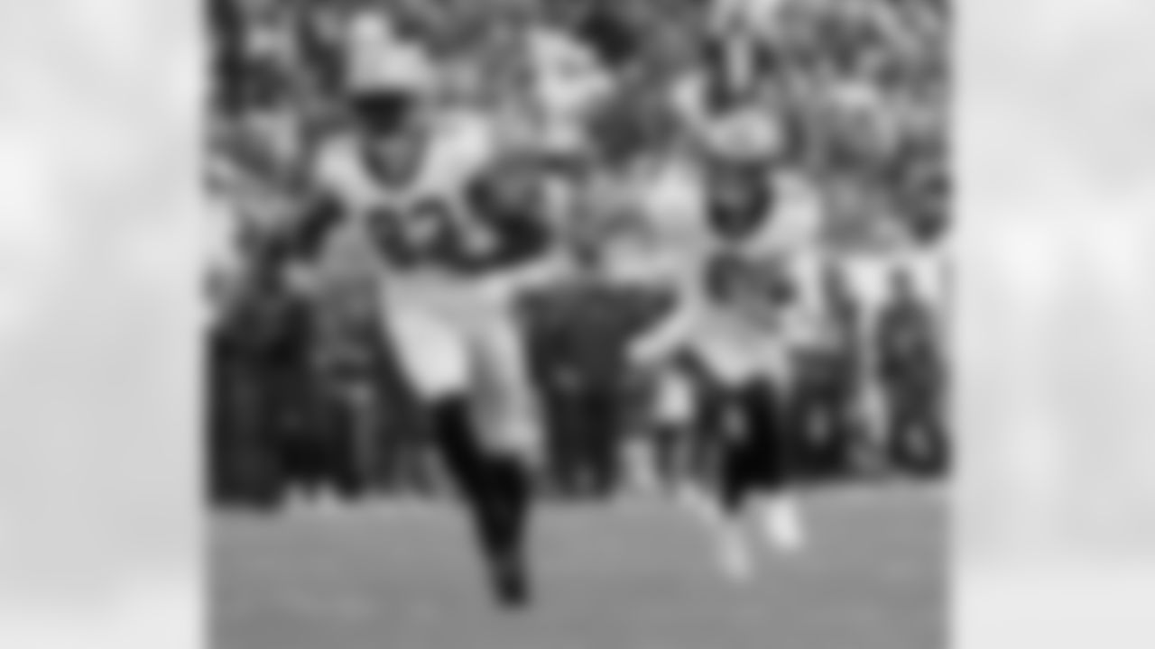 TE Juwan Johnson (83) runs during the New Orleans Saints game against the Tampa Bay Buccaneers for Week 14 of the 2025 NFL season on Dec. 7, 2025 at Raymond James Stadium.