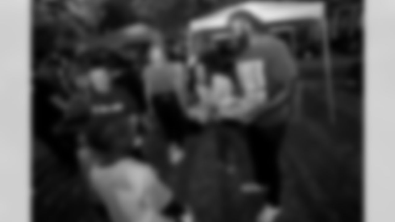 New Orleans Saints linebacker Demario Davis and his Devoted Dreamers Foundation team up with 18th Ward and Clover for a food drive to help fight hunger in the New Orleans area. Demario and his wife Tamela joined volunteers at the park at Duplessis and Foy Streets to accept canned goods, non-perishables, and toiletries to help families in need on Monday, Nov. 24, 2025. (Michael DeMocker/ New Orleans Saints)