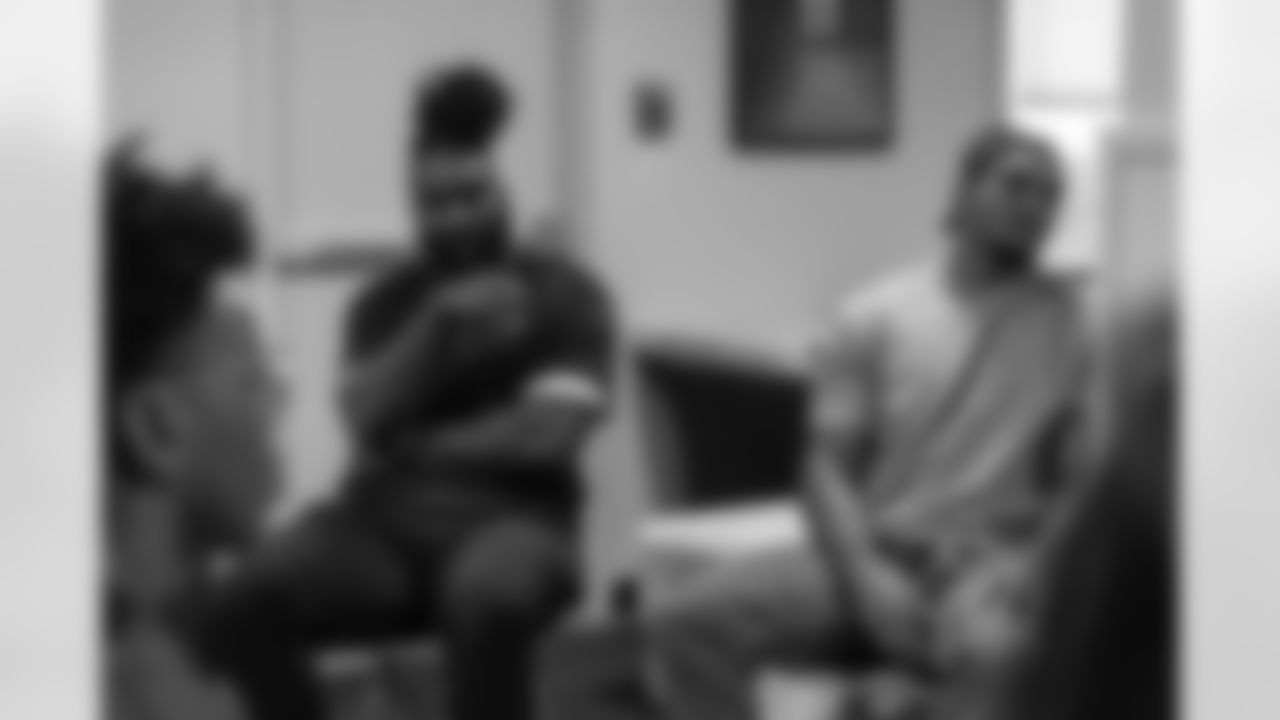New Orleans Saints linebacker Demario Davis wrapped up his six-week Devoted Dreamers Foundation program at 18th Ward, honoring participants with certificates and gift bags. Fellow teammates Jaylan Ford and Isaiah Stalbird joined to share their journeys and inspire the next generation of leaders.