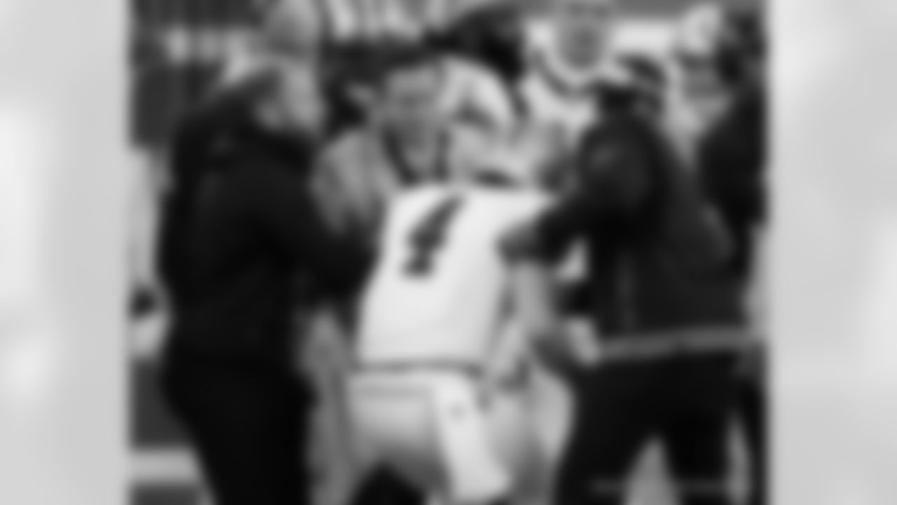 QB Derek Carr (4) injures his wrist during the New Orleans Saints game against the New York Giants for Week 14 of the 2024 NFL Season on Dec. 8, 2024 at MetLife Stadium.