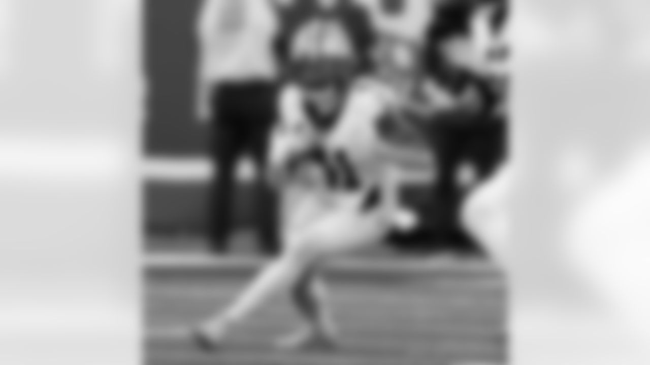 RB Alvin Kamara (41) runs with the ball during the New Orleans Saints game against the New York Giants for Week 14 of the 2024 NFL Season on Dec. 8, 2024 at MetLife Stadium.