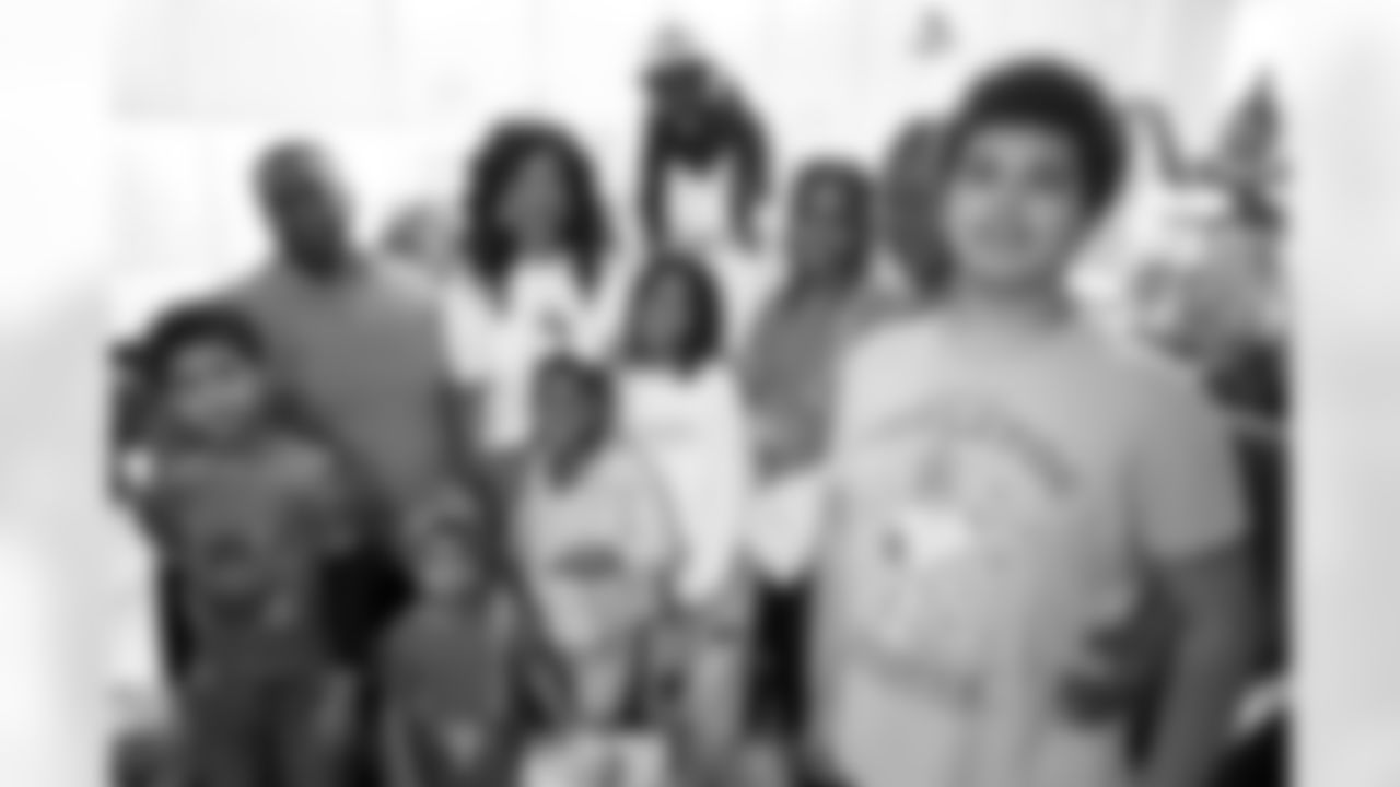 New Orleans Saints linebacker Demario Davis and his family delivered toys and gifts to children receiving care in the Ochsner Children's Pediatric Hematology/Oncology unit on Dec. 22, 2025.