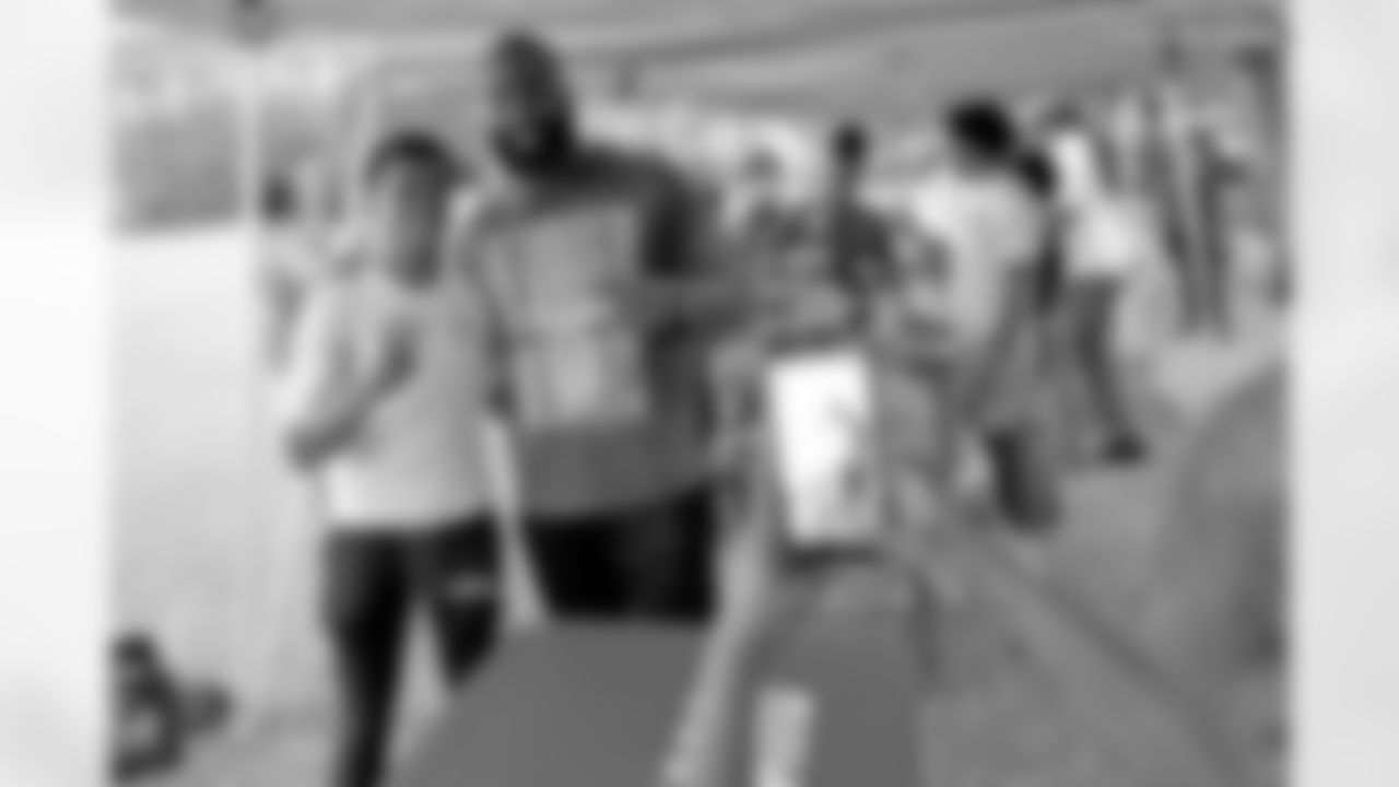 New Orleans Saints linebacker Demario Davis and his Devoted Dreamers Foundation team up with 18th Ward and Clover for a food drive to help fight hunger in the New Orleans area. Demario and his wife Tamela joined volunteers at the park at Duplessis and Foy Streets to accept canned goods, non-perishables, and toiletries to help families in need on Monday, Nov. 24, 2025. (Michael DeMocker/ New Orleans Saints)