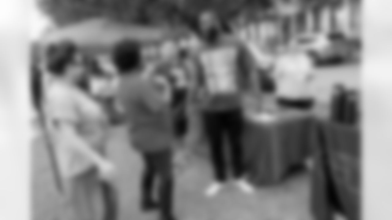 New Orleans Saints linebacker Demario Davis and his Devoted Dreamers Foundation team up with 18th Ward and Clover for a food drive to help fight hunger in the New Orleans area. Demario and his wife Tamela joined volunteers at the park at Duplessis and Foy Streets to accept canned goods, non-perishables, and toiletries to help families in need on Monday, Nov. 24, 2025. (Michael DeMocker/ New Orleans Saints)