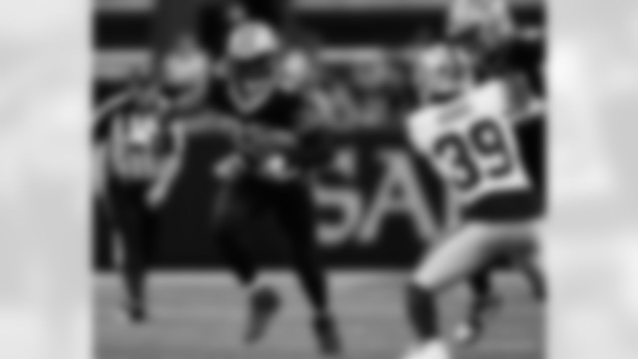 TE Juwan Johnson (83) runs with the ball during the New Orleans Saints game against the Las Vegas Raiders for Week 17 of the 2024 NFL Season on Dec. 29, 2024 at Caesars Superdome.