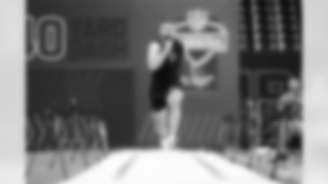 Utah tight end Dallen Bentley (01) runs the 40-yard dash during the 2026 NFL Scouting Combine on Friday, February 27, 2026 in Indianapolis, Indiana.