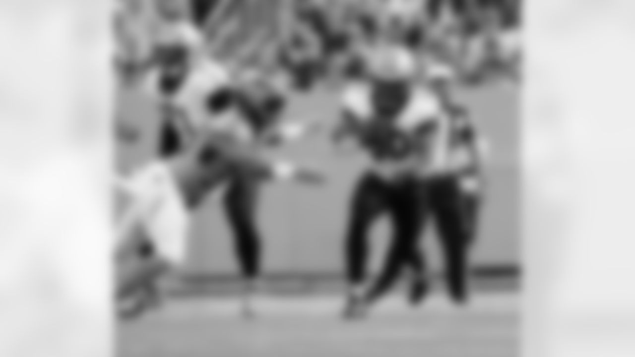 Check out the best photos of the New Orleans offense in their game against the Tennessee Titans for Week 17 of the 2025 NFL season on Dec. 28, 2025 at Nissan Stadium.