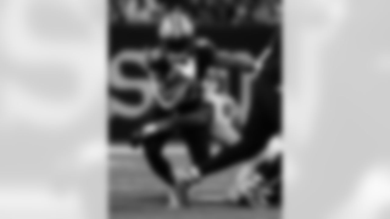 LB Alvin Kamara (41) attempts to run the ball during the New Orleans Saints game against the Tampa Bay Buccaneers for Week 8 of the 2025 NFL season on Oct. 26, 2025 at the Caesars Superdome.