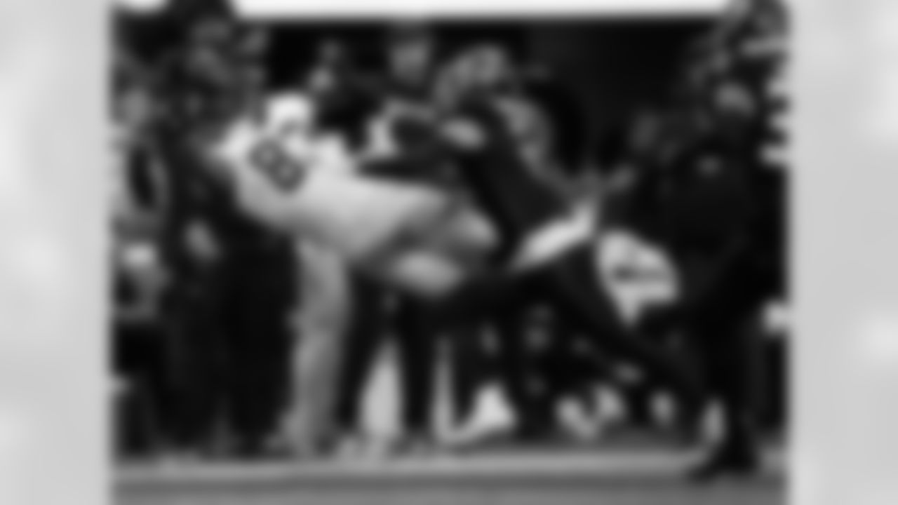 TE Juwan Johnson (83) makes a one-handed catch during the New Orleans Saints game against the Atlanta Falcons for Week 18 of the 2025 NFL season on Jan. 4, 2026 at Mercedes-Benz Stadium.