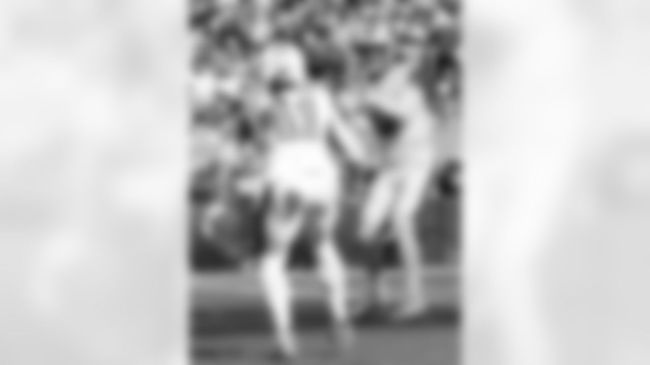 LB Alvin Kamara (41) prepares to catch the ball during the New Orleans Saints game against the Carolina Panthers for Week 10 of the 2025 NFL season on Nov. 9, 2025 at Bank of America  Stadium.