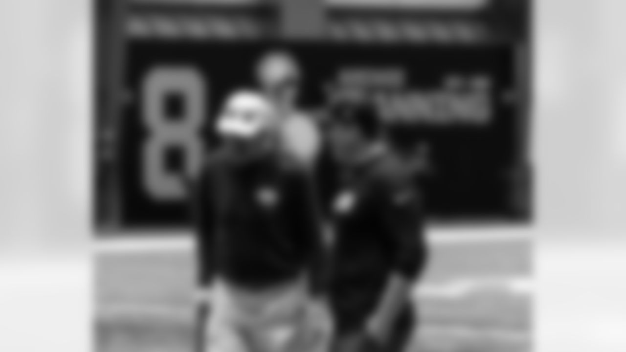 New Orleans Saints legend Archie Manning stopped by the Ochsner Sports Performance Center for Saints OTA practice on Friday, May 30 and addressed the team about the importance of being a good teammate ahead of the 2025 NFL season.