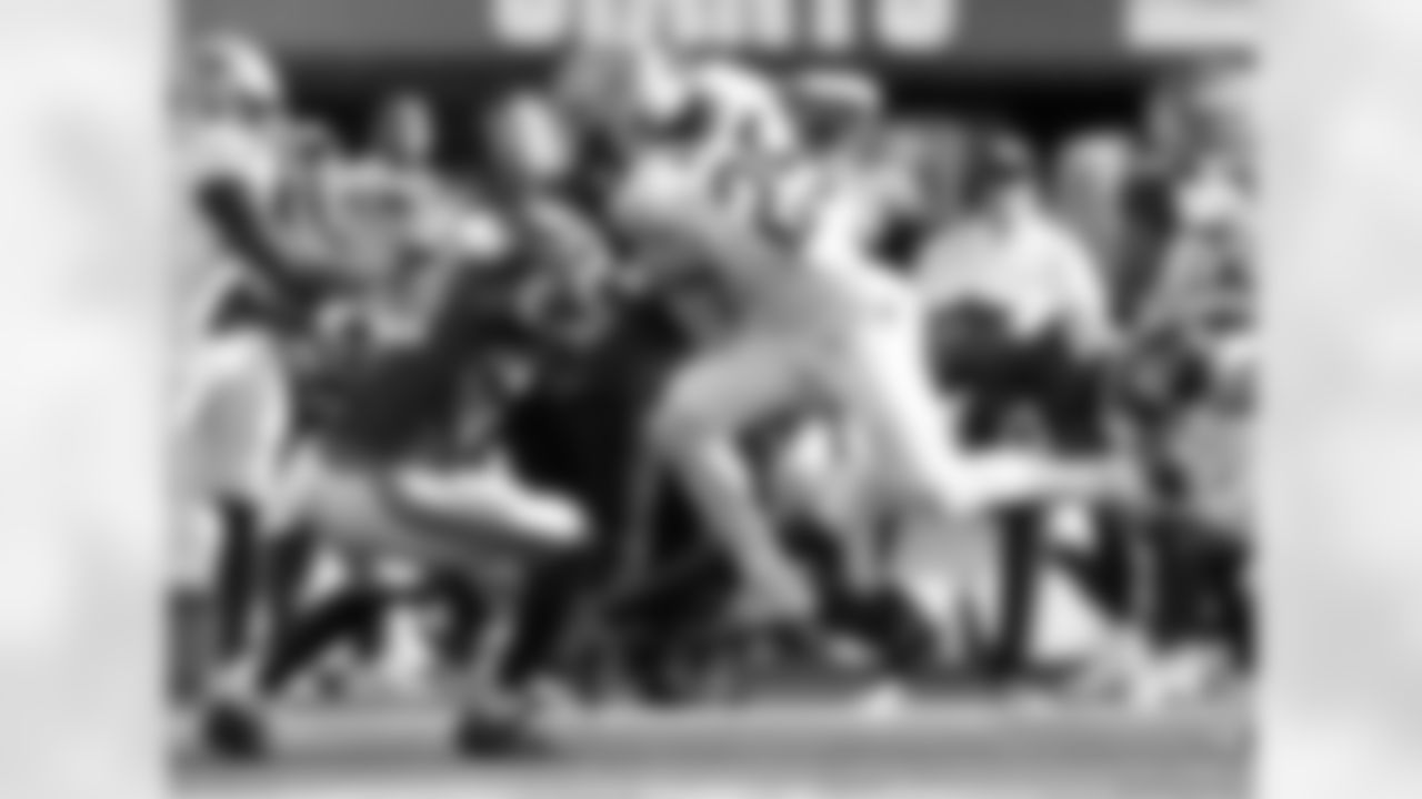 RB Kendre Miller (25) runs with the ball during the New Orleans Saints game against the New York Giants for Week 14 of the 2024 NFL Season on Dec. 8, 2024 at MetLife Stadium.